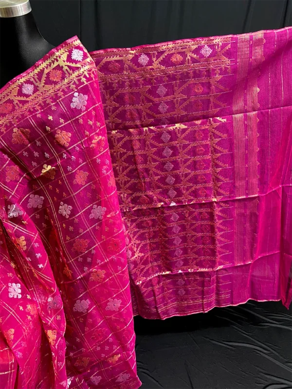 Magenta Half-Silk Jamdani Saree: Handcrafted 84 Count