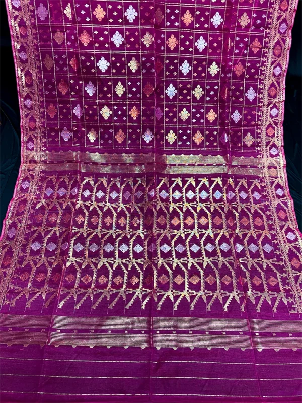 Magenta Half-Silk Jamdani Saree: Handcrafted 84 Count